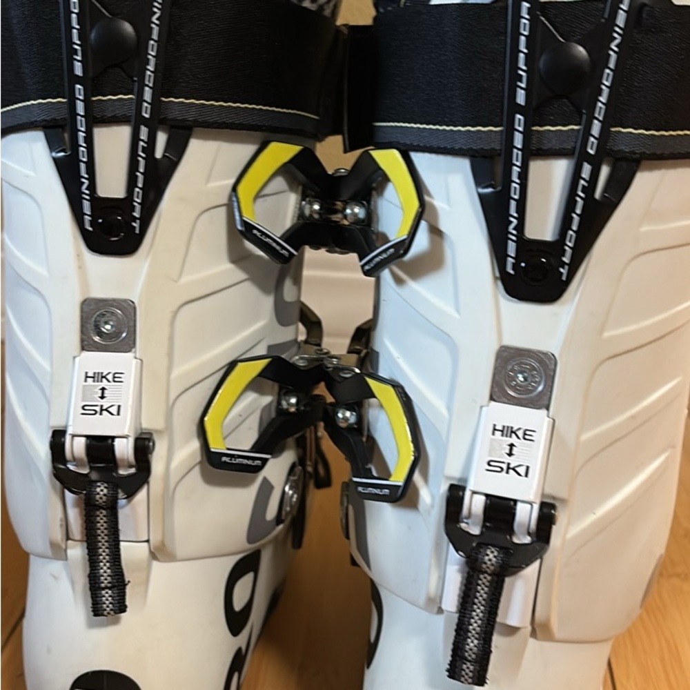 Rossignol White Ski Boots with Black and Yellow Details - Picture 3 of 3